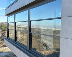 Şüşə qapı ustası və şüşə ustasl